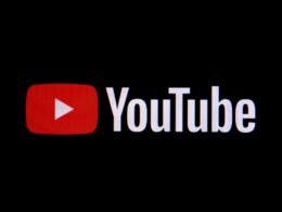 Das klassische YouTube-Logo in weiß und rot ist mittig auf einem schwarzen Hintergrund zu sehen.