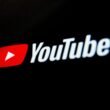 YouTube Logo auf schwarzem Hintergrund, Symbol für digitale Videoplattformen und Online-Marketing.