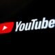 YouTube Logo auf schwarzem Hintergrund, Symbol für digitale Videoplattformen und Online-Marketing.