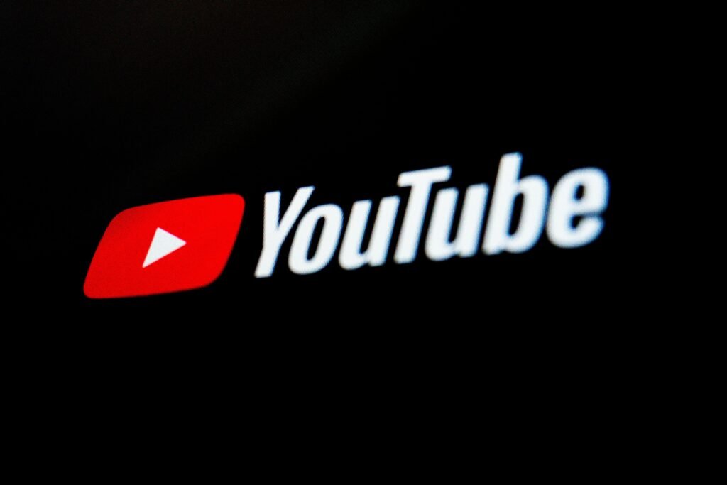 Das klassische YouTube Logo in weißer Farbe vor einem schwarzen Hintergrund, Symbol für digitale Medienplattformen.