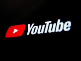 Das klassische YouTube Logo in weißer Farbe vor einem schwarzen Hintergrund, Symbol für digitale Medienplattformen.