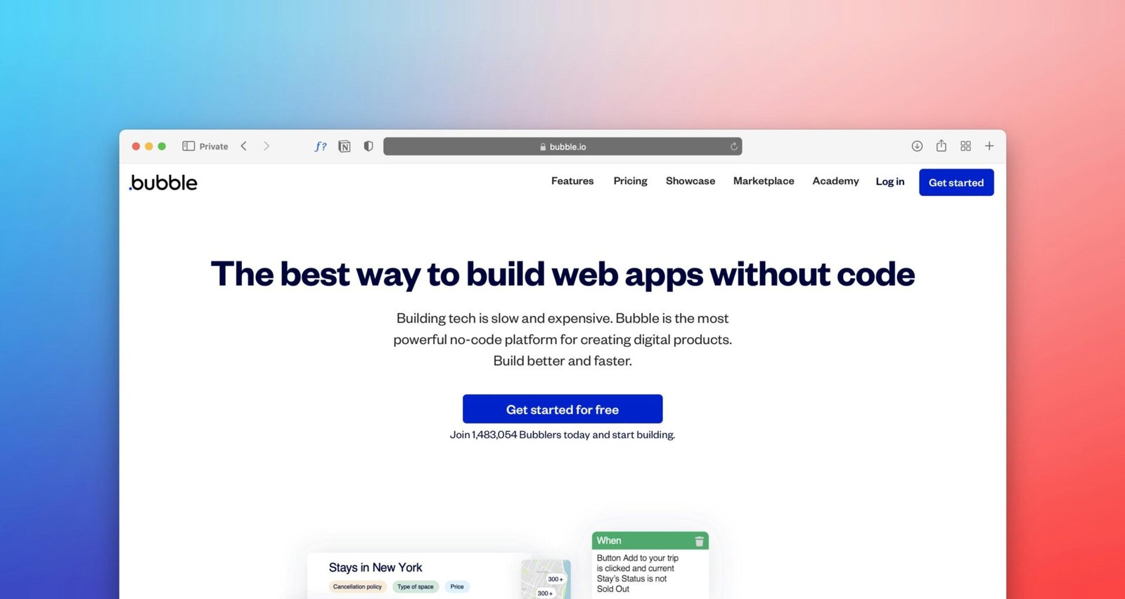 Laptop und Tablet auf Schreibtisch mit geöffneten Web-App-Baukästen, moderne Umgebung, Thema No-Code Webentwicklung