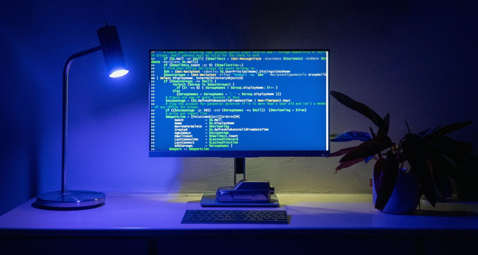 Ein Computerbildschirm mit detailliertem Programmiercode, der moderne Softwareentwicklung visualisiert