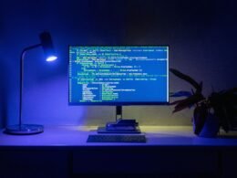 Ein Computerbildschirm mit detailliertem Programmiercode, der moderne Softwareentwicklung visualisiert