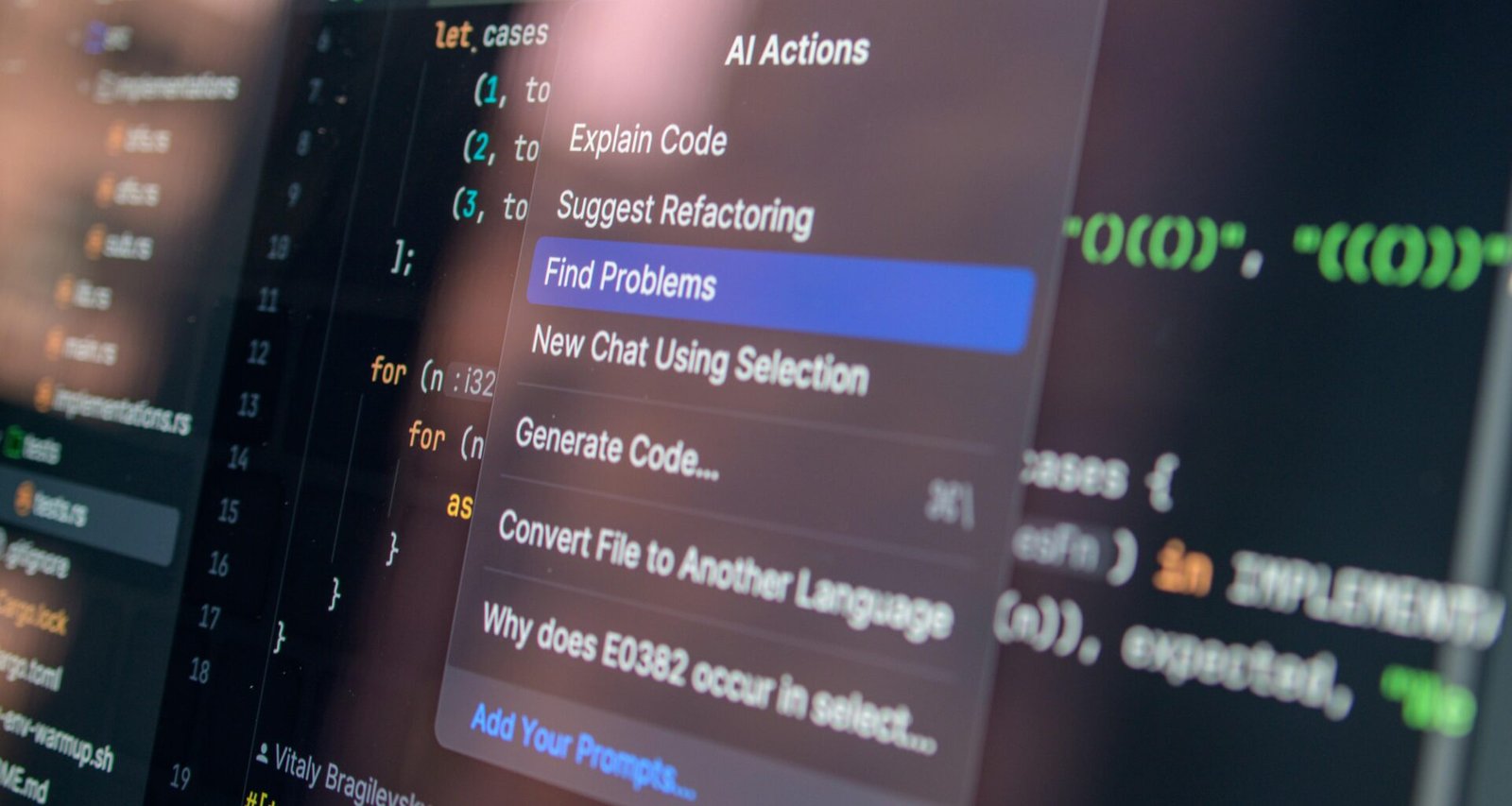 Computerbildschirm mit eingeblendetem Programmiercode und aktiviertem Kontextmenü in dunkler Umgebung