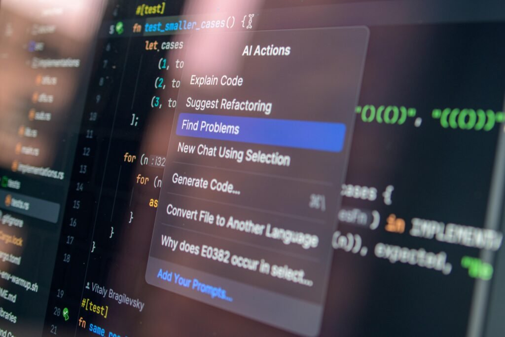 Computerbildschirm mit sichtbarem Code und geöffnetem Kontextmenü, Fokus auf Softwareentwicklung und Programmierung