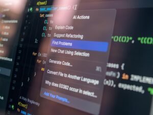 Computerbildschirm mit sichtbarem Code und geöffnetem Kontextmenü, Fokus auf Softwareentwicklung und Programmierung