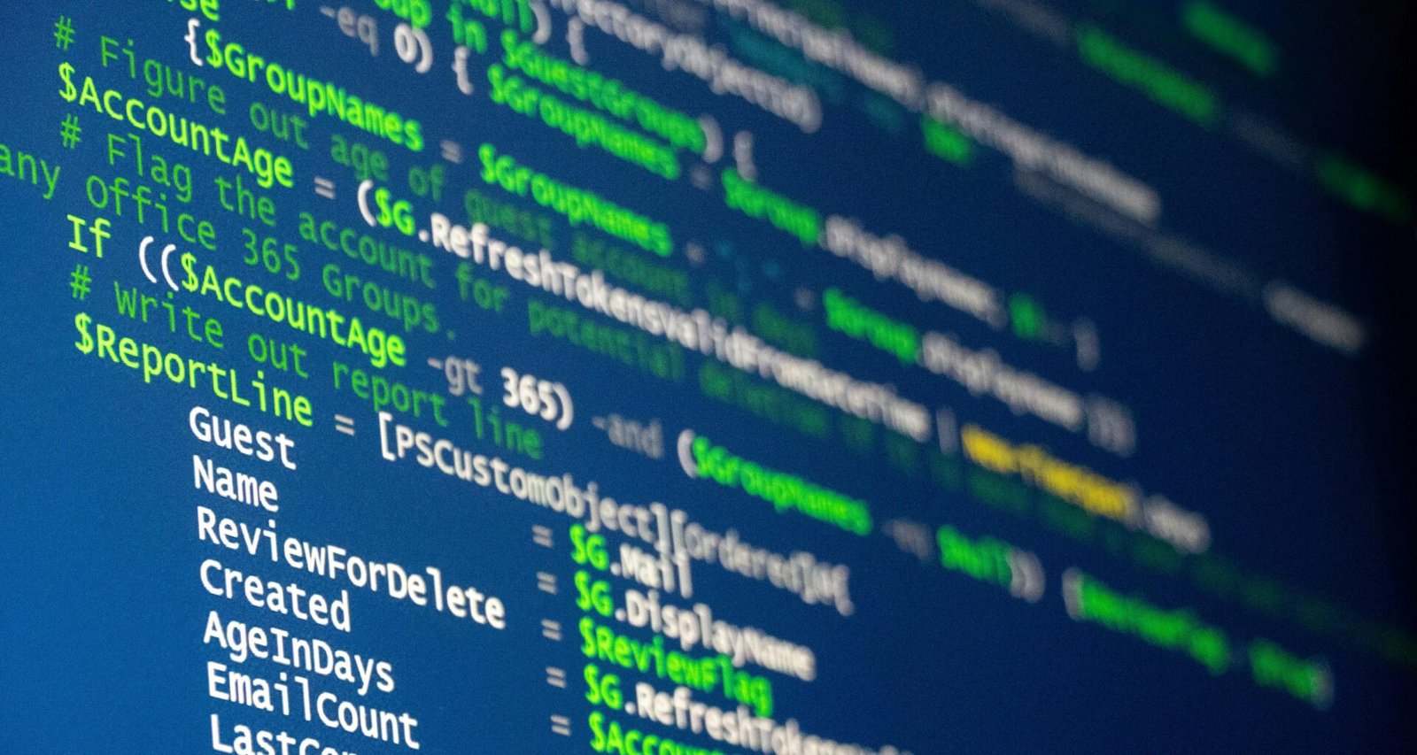 Auf einem Monitor ist detailliert Computercode dargestellt. Die Abbildung eignet sich für Artikel über Programmierung und Softwareentwicklung.