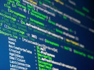 Ein Computerbildschirm zeigt gut lesbare Programmiercode-Zeilen als Beispiel für Softwareentwicklung im digitalen Umfeld.