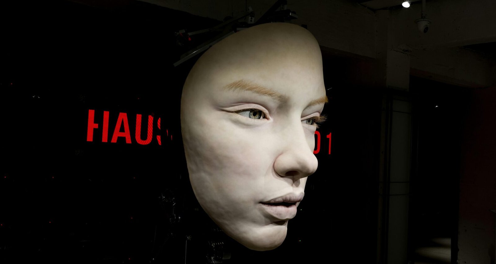 Weißer Mannequin-Kopf in einem schwach beleuchteten Raum, dargestellt für Themen rund um Technologie und Design