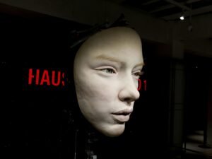 Weißer Schaufensterkopf in dunklem Raum als Symbol für Identität im digitalen Zeitalter