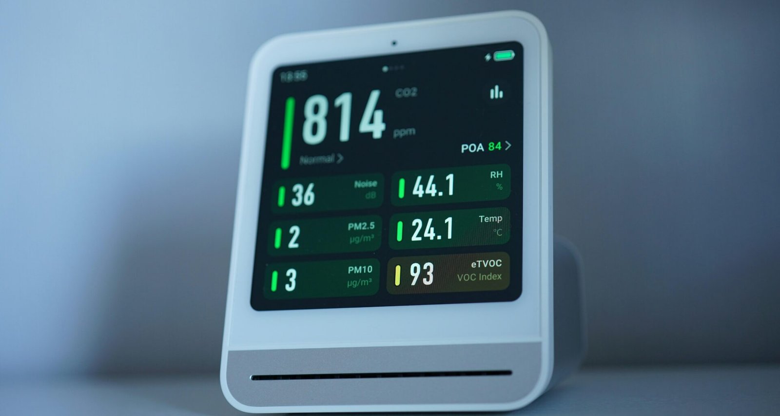 Ein moderner Luftqualitätsmonitor misst die aktuellen Schadstoffwerte und zeigt sie auf einem digitalen Display an.