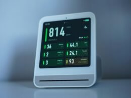 Ein moderner Luftqualitätsmonitor misst die aktuellen Schadstoffwerte und zeigt sie auf einem digitalen Display an.