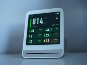Ein moderner Luftqualitätsmonitor misst die aktuellen Schadstoffwerte und zeigt sie auf einem digitalen Display an.