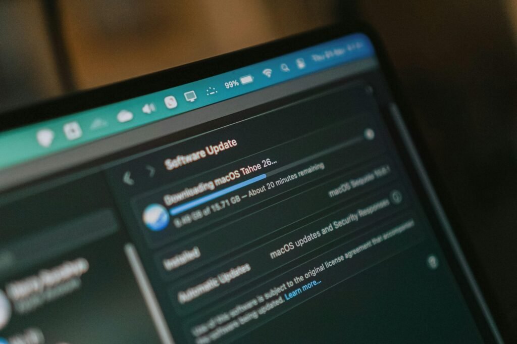 MacBook-Bildschirm mit aktiver macOS-Softwareaktualisierung während des Herunterladens eines Systemupdates