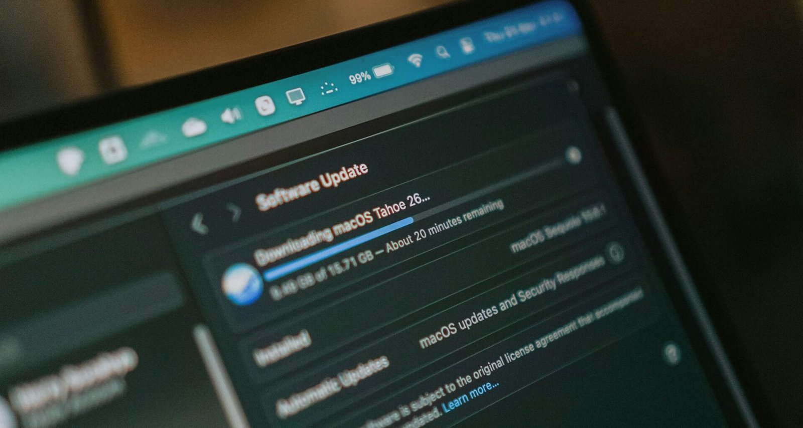 MacBook-Bildschirm mit aktiver macOS-Softwareaktualisierung während des Herunterladens eines Systemupdates