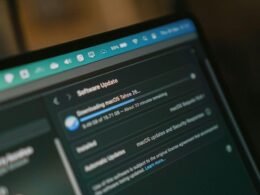 MacBook-Bildschirm mit aktiver macOS-Softwareaktualisierung während des Herunterladens eines Systemupdates