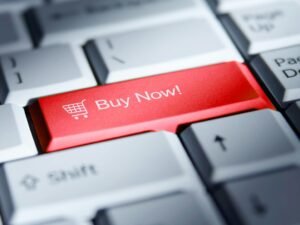Roter ‚Buy Now!‘ Button auf Computertastatur als Symbol für E-Commerce und Online-Shopping im digitalen Zeitalter