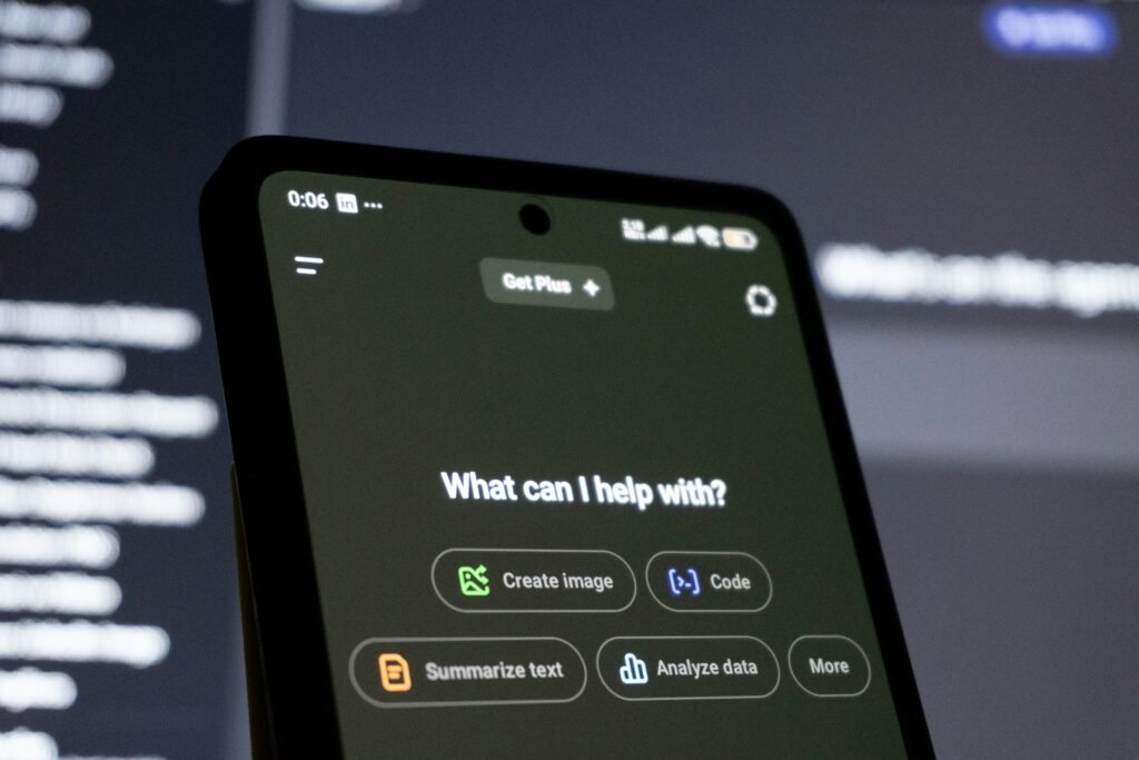 Smartphone-Bildschirm mit geöffneter Chatbot-Oberfläche für künstliche Intelligenz im Alltag