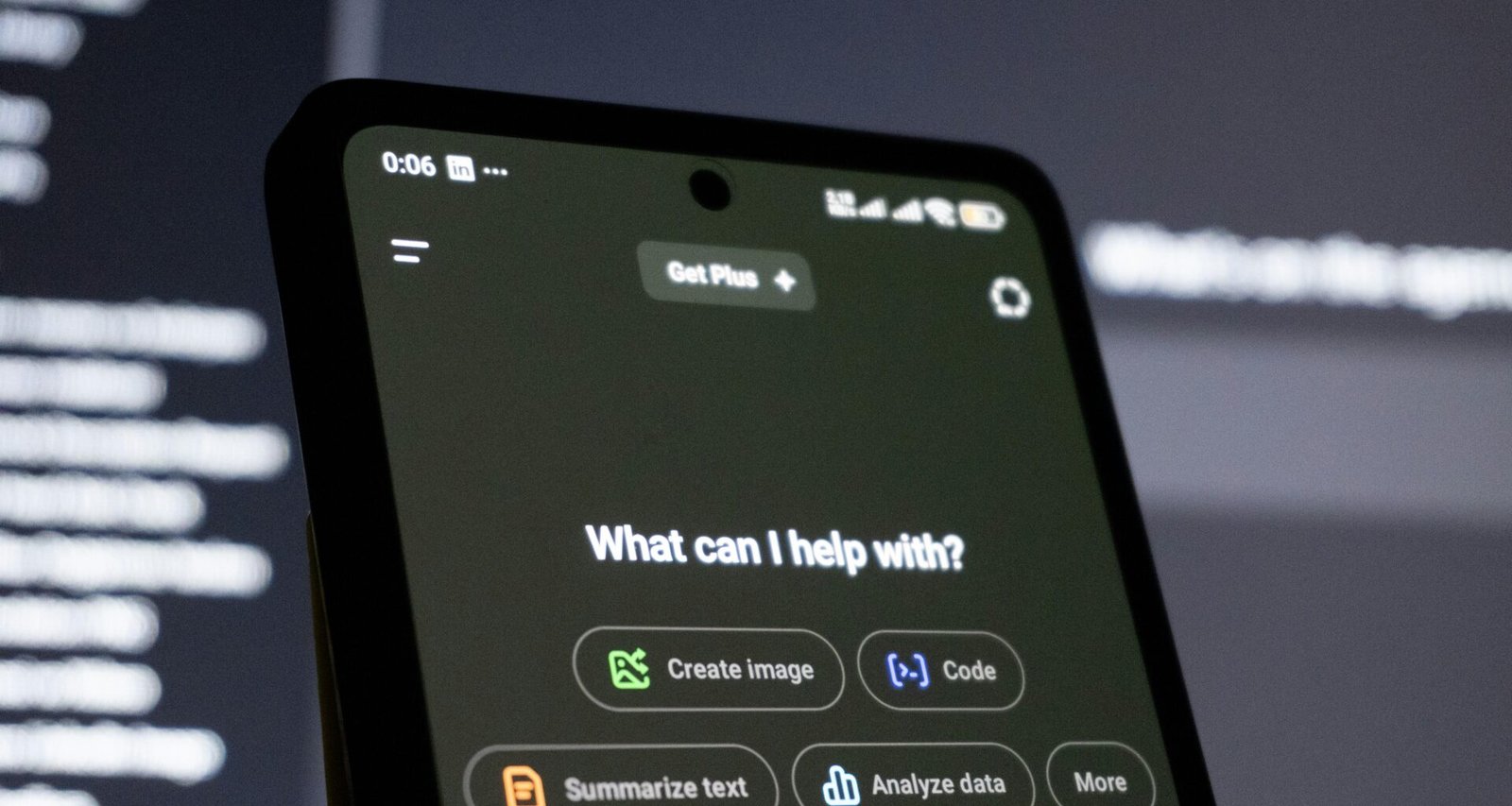 Smartphone-Bildschirm mit geöffneter Chatbot-Oberfläche für künstliche Intelligenz im Alltag