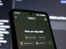 Smartphone-Bildschirm mit geöffneter Chatbot-Oberfläche für künstliche Intelligenz im Alltag