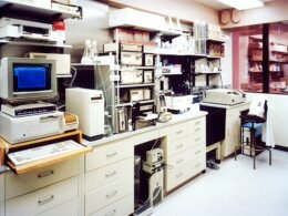 Desktop-Monitor und Computer-Tower in einem Büroraum, aufgenommen als Symbol für moderne Arbeitsumgebungen.