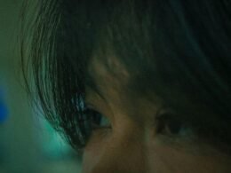 Nahaufnahme von Augen, die bei gedämpfter Beleuchtung intensiv auf etwas fokussiert sind, ideal für Themen zu Konzentration oder Analyse