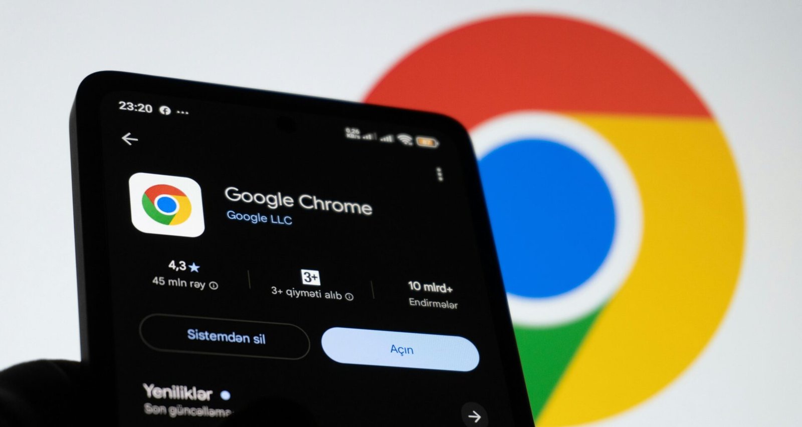 Google Chrome App geöffnet auf einem Smartphone-Bildschirm vor dunklem Hintergrund, Fokus auf das Chrome-Logo.