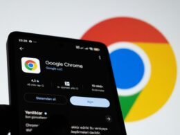 Smartphone mit geöffnetem Google Chrome App-Symbol auf dem Bildschirm, Fokus auf moderner mobiler Browsertechnologie