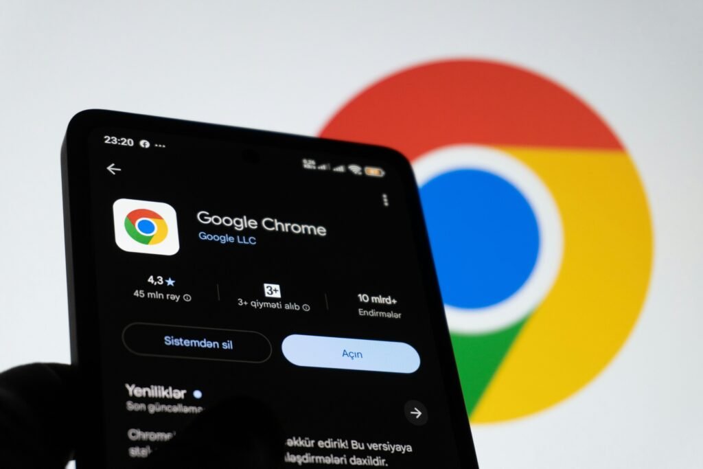 Die Google Chrome App ist auf dem Display eines Smartphones geöffnet und gut erkennbar, fotografiert aus der Nähe.