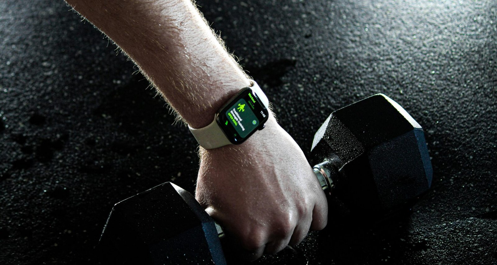 Nahaufnahme einer Person, die eine klassische Armbanduhr in der Hand hält, Fokus auf präzises Zeitmanagement