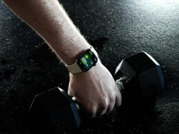 Nahaufnahme einer Person, die eine klassische Armbanduhr in der Hand hält, Fokus auf präzises Zeitmanagement