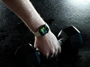 Nahaufnahme einer Person, die eine klassische Armbanduhr in der Hand hält, Fokus auf präzises Zeitmanagement