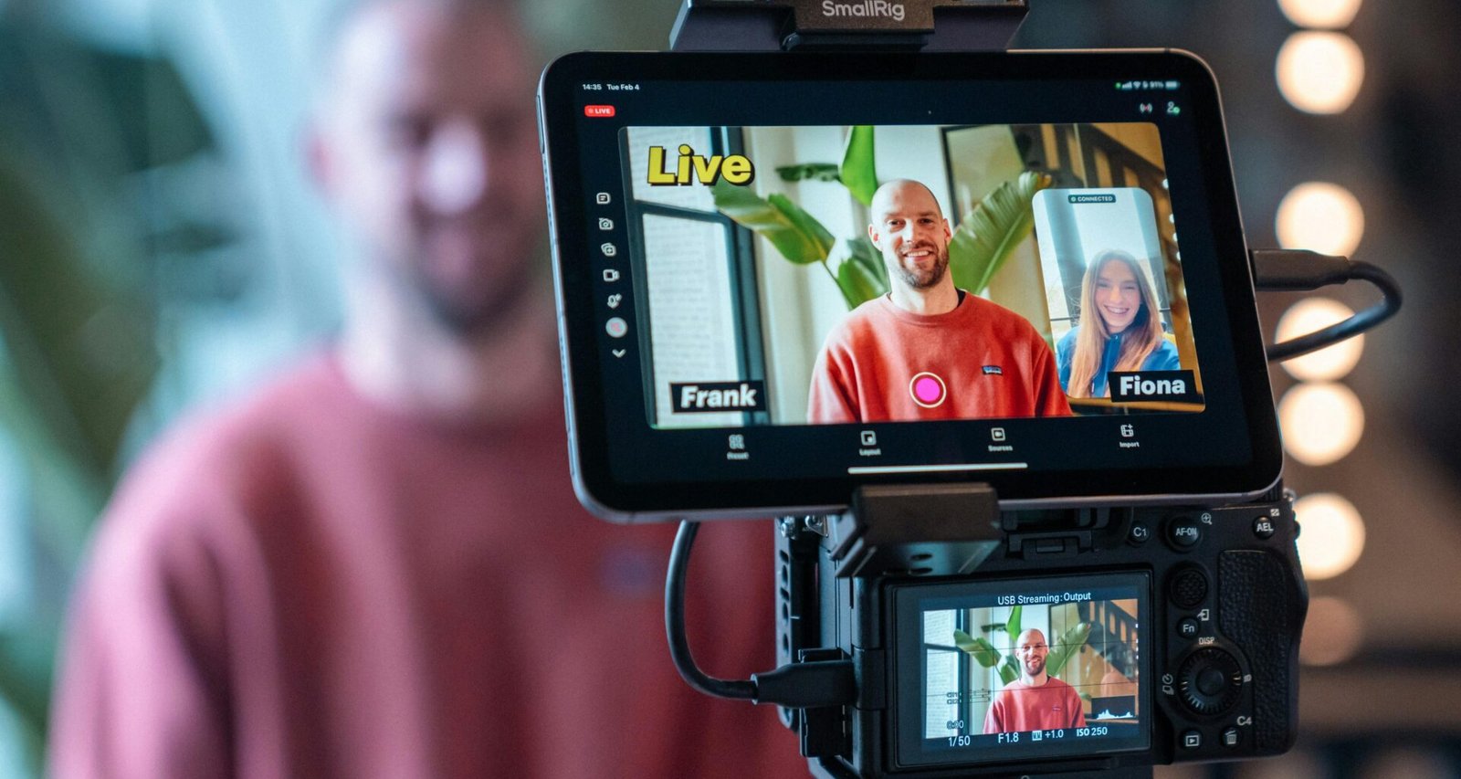 Kamera zeichnet ein Live-Video-Meeting mit zwei Teilnehmern auf, Fokus auf Technik für Online-Kommunikation.