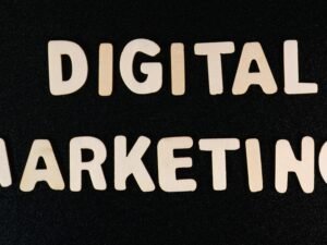 Weiße Schrift mit den Worten digital marketing vor schwarzem Hintergrund als Symbol für moderne Online-Marketing-Strategien.