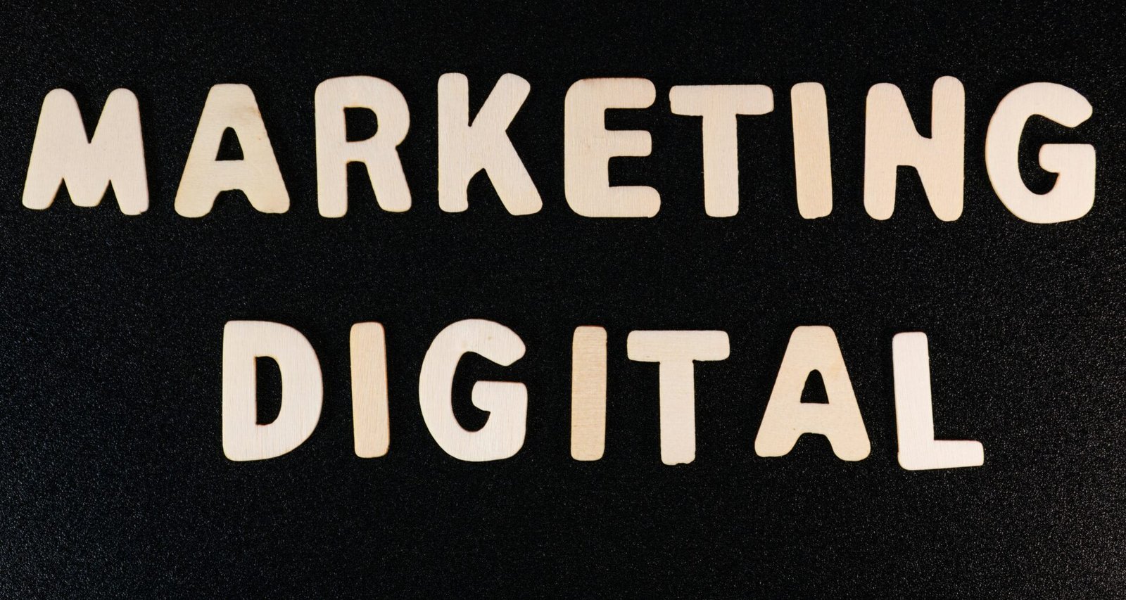 Die Wörter Marketing und Digital sind mit weißer Kreide auf eine schwarze Oberfläche geschrieben – Symbol für digitale Marketingthemen.