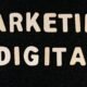 Marketing und Digital als Wörter weiß auf schwarzer Oberfläche geschrieben, passend für einen Beitrag zu Online-Marketing-Themen