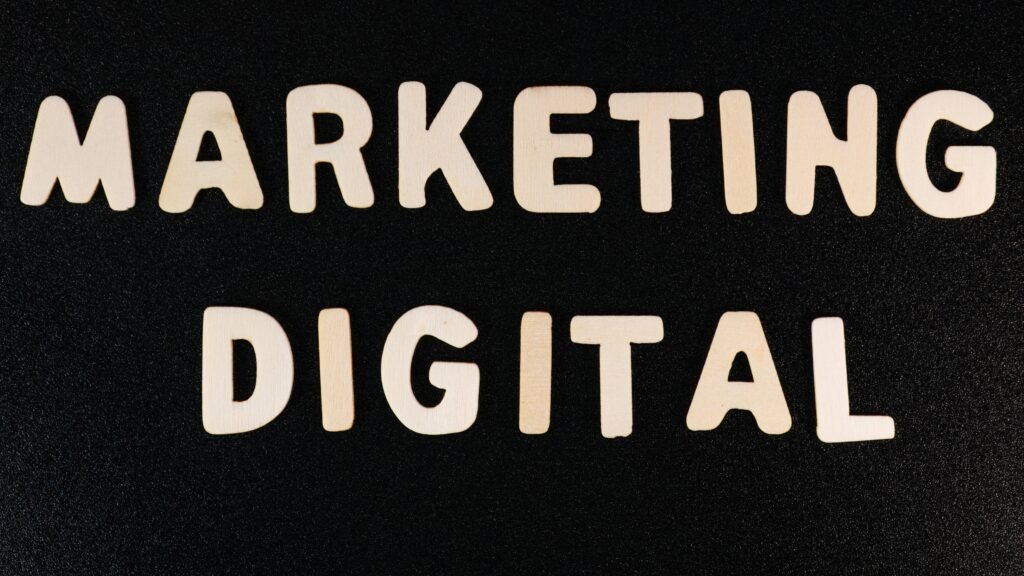 Die Wörter Marketing und Digital sind mit weißer Kreide auf eine schwarze Tafel geschrieben, Fokus auf modernes Online-Marketing.