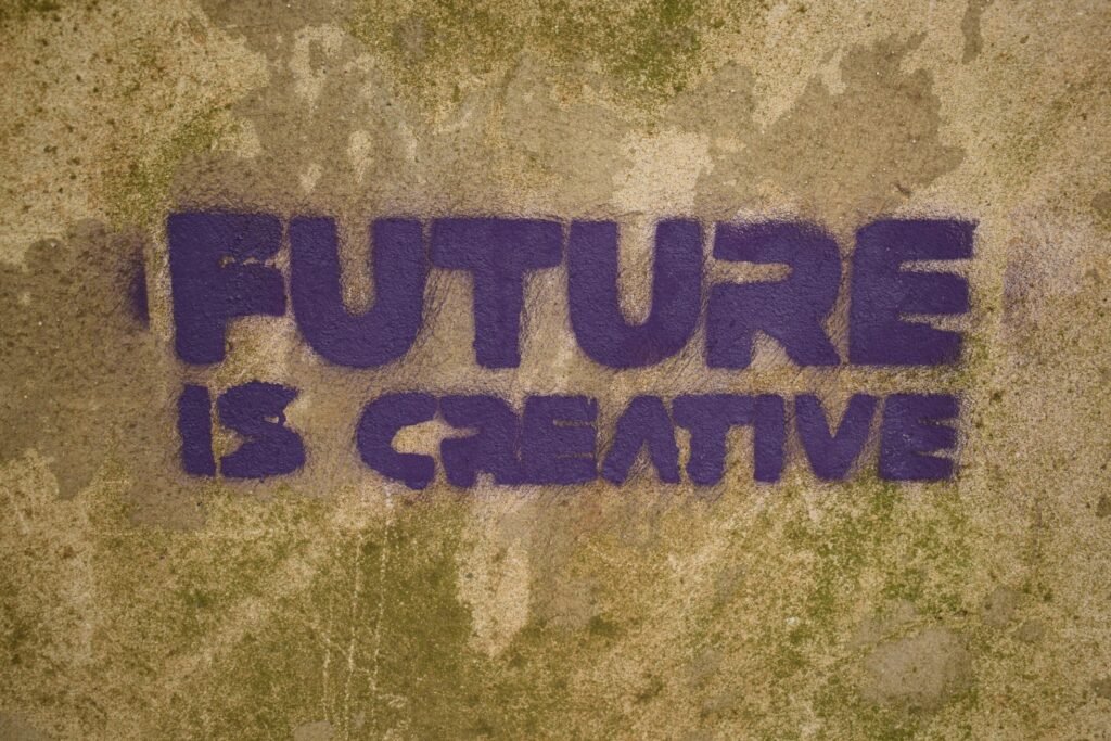 Auf einer Wand steht in großen Buchstaben der Spruch 'future is creative' aufgemalt – Symbol für innovative Ideen.
