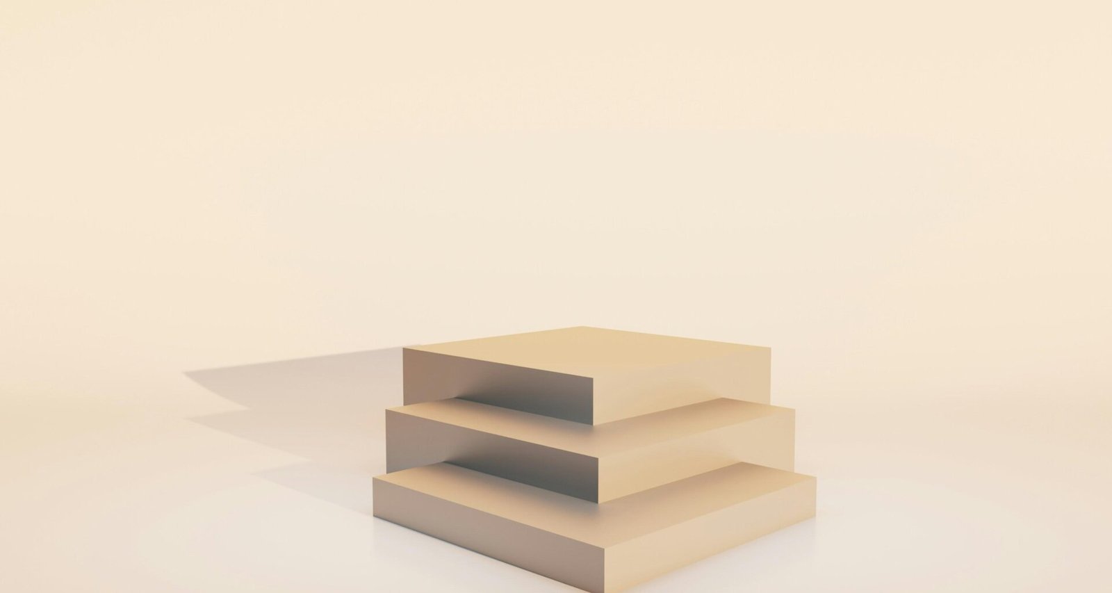 Drei beige Würfel sind übereinander auf einem neutralen, hellen Hintergrund gestapelt, minimalistisches Design