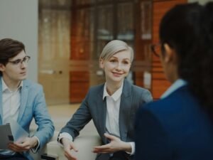 Drei Geschäftsleute diskutieren gemeinsam Dokumente während eines Meetings in einem modernen Büro.