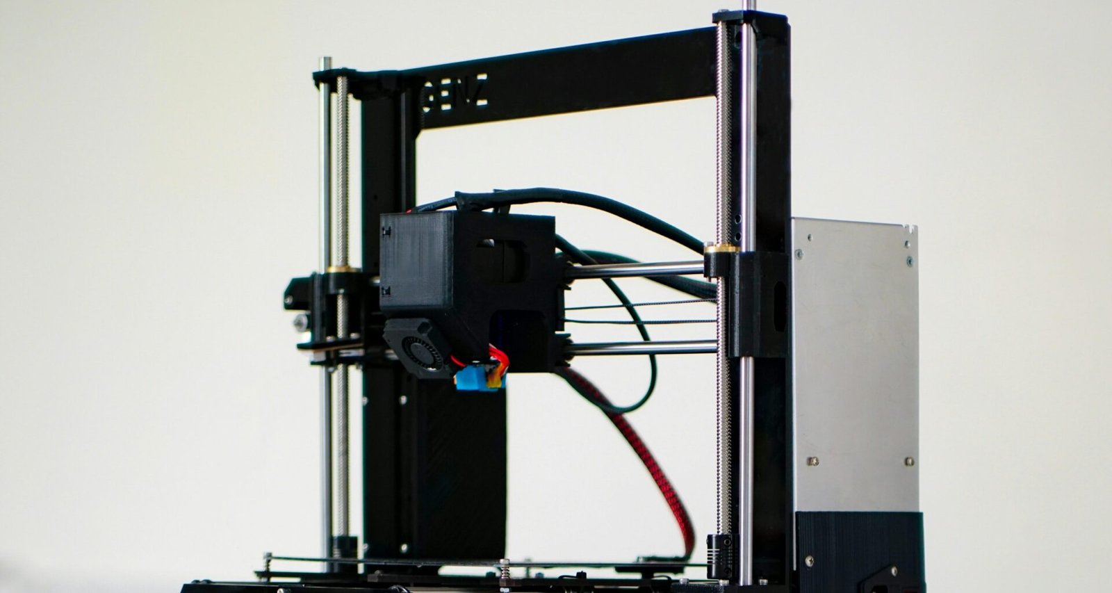 Ein moderner 3D-Drucker mit mehreren sichtbaren angeschlossenen Kabeln in Nahaufnahme