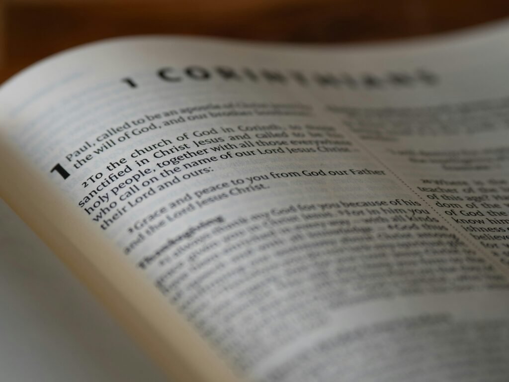 Ein aufgeklapptes Buch auf einem Holztisch, ideal als Symbolbild für Wissensaustausch und Informationsquellen im digitalen Bereich.