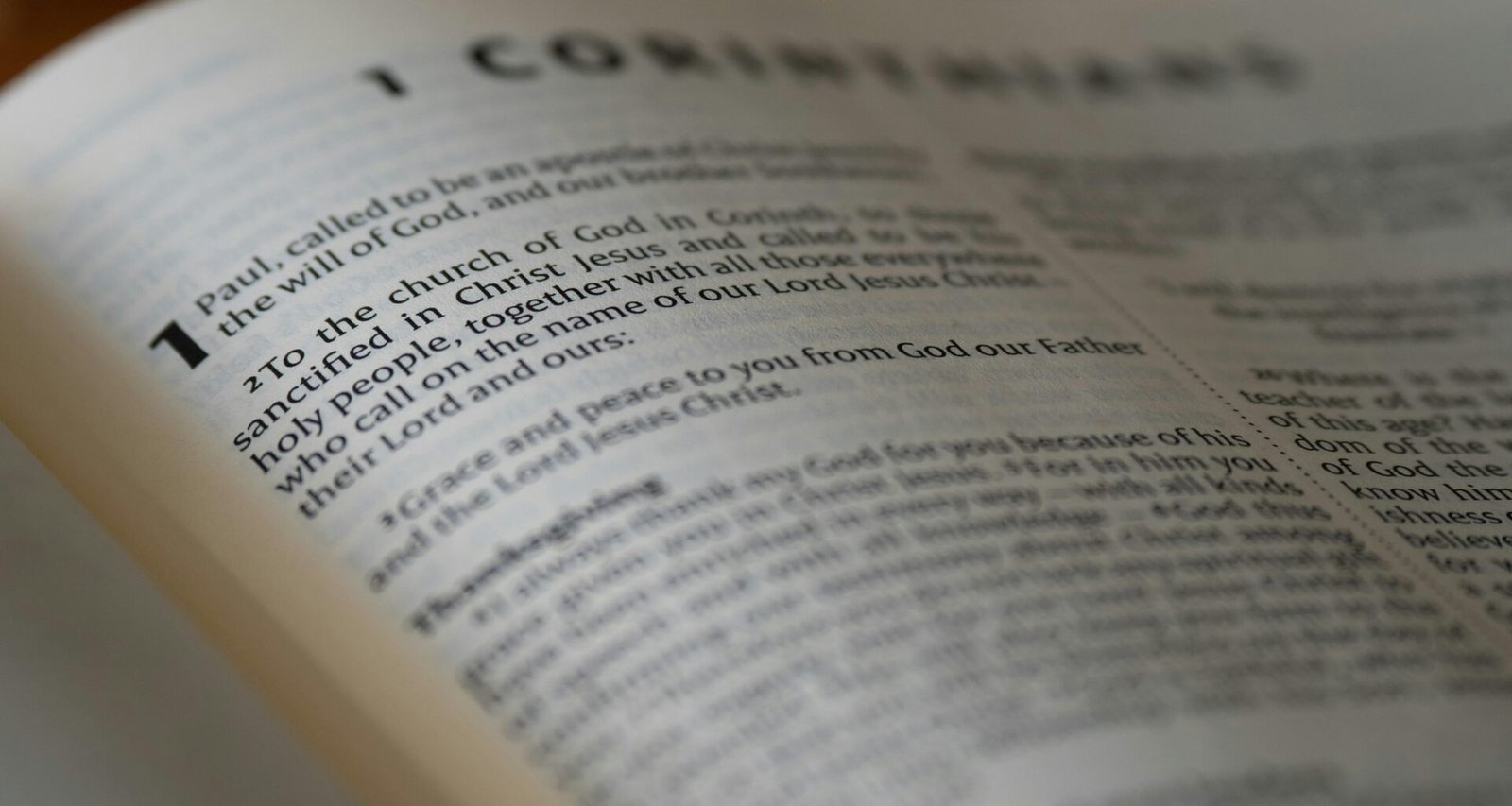 Ein aufgeklapptes Buch auf einem Holztisch, ideal als Symbolbild für Wissensaustausch und Informationsquellen im digitalen Bereich.