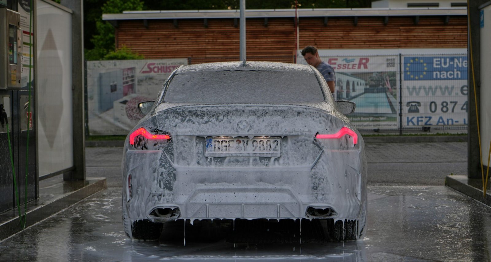 Ein parkendes Auto ist mit einer dicken Schicht aus Eis und Wasser bedeckt, was winterliche Wetterbedingungen zeigt.