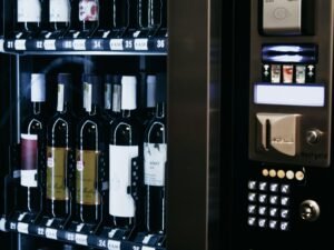 Ein moderner Weinautomat mit zahlreichen unterschiedlichen Weinflaschen, ordentlich in Reihen angeordnet.