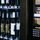 Ein moderner Getränkeautomat mit einer Vielzahl von Weinflaschen, aufgenommen in Innenräumen, fotografiert von Taneti.