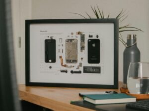 Nahaufnahme eines modernen Smartphones, das auf einem Tisch liegt, geeignet für Themen rund um mobile Technologie und Kommunikation.