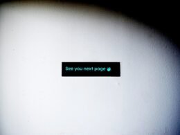 Nahaufnahme eines Computerbildschirms mit einer gut lesbaren Nachricht dargestellt, ideal für digitale Themen