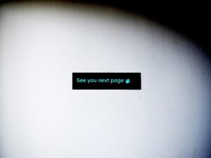 Nahaufnahme eines Bildschirms, auf dem eine Nachricht angezeigt wird, Fokus auf digitale Informationsübertragung